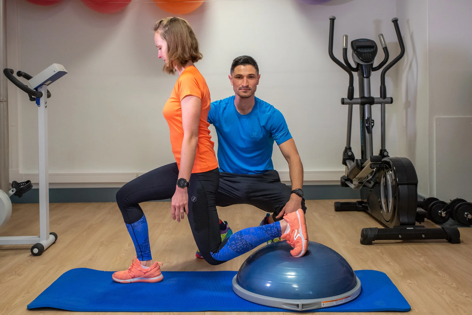 Séance de coaching à domicile, exercice en salle, fente sur Bosu