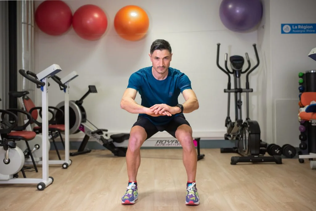 Séance de coaching, exercice en salle, Coach sportif Brunet Yoann, squat statique