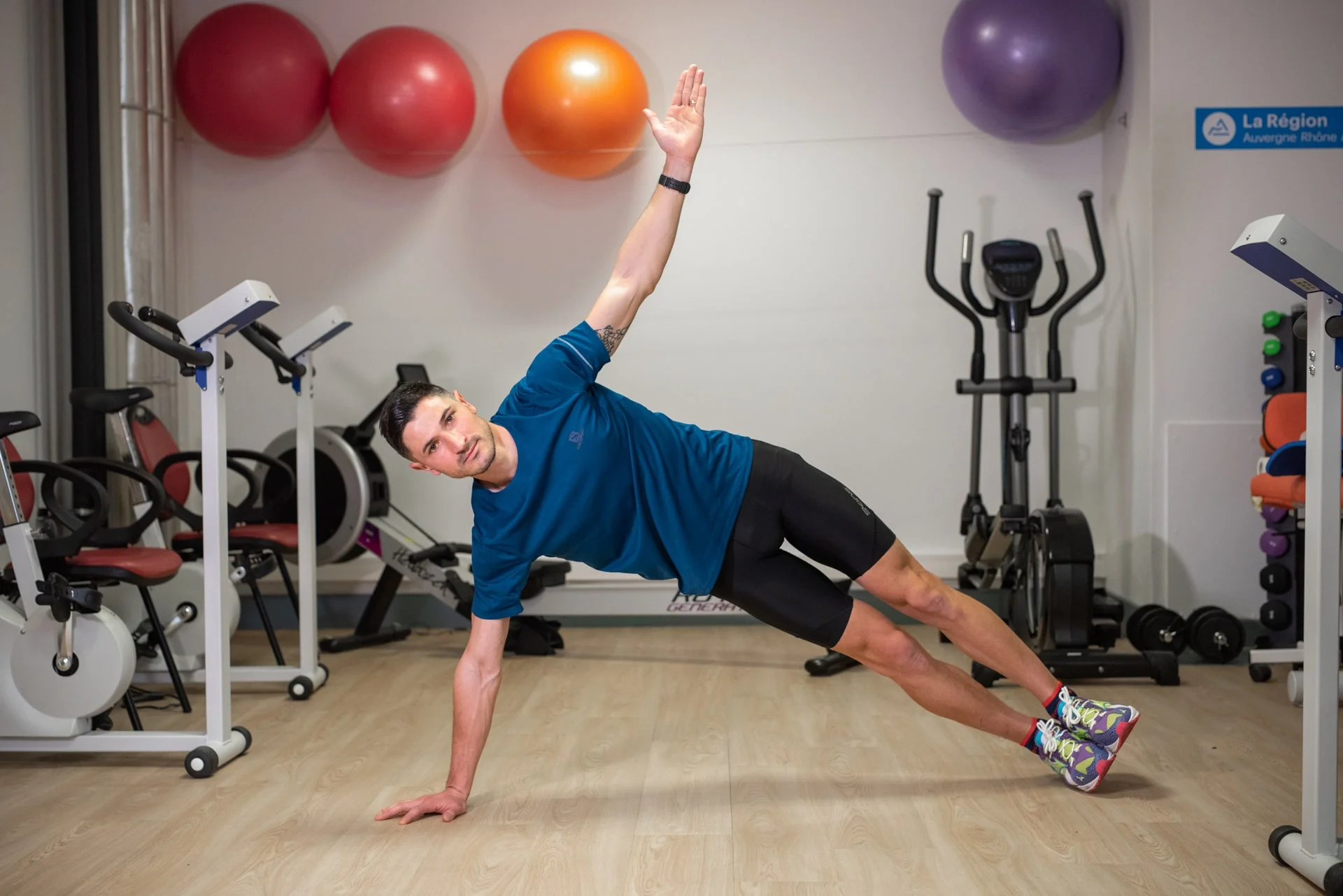 Séance de coaching, exercice en salle, Coach sportif Brunet Yoann, Gainage latéral bras tendu