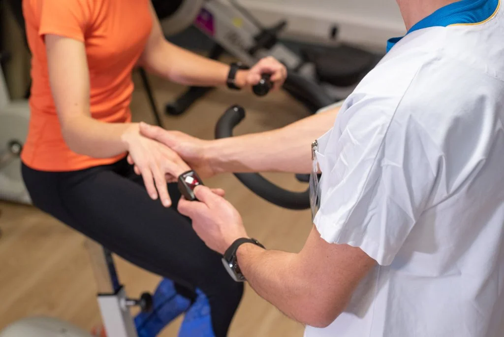 CHU Intervenant en activité physique adaptée Brunet Yoann CHU de Grenoble, prise de pouls, fc